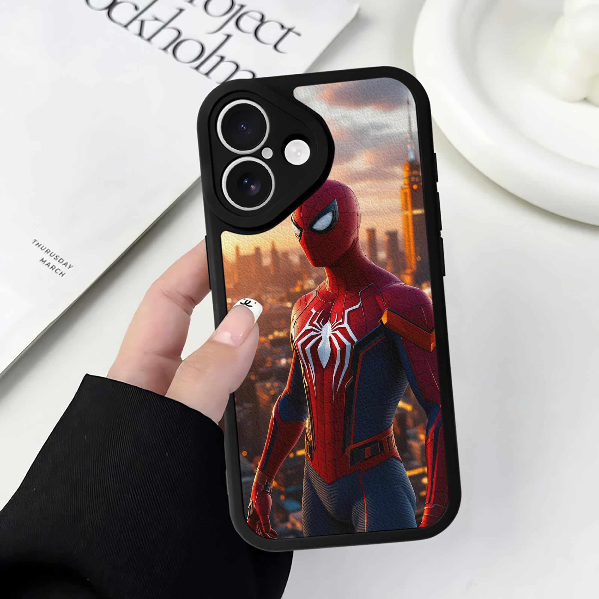 （画像用） Spider Man スパイダーマン 【iPhone 16シリーズ対応】シリコンスマホケース（レザー調） 材質：シリコン